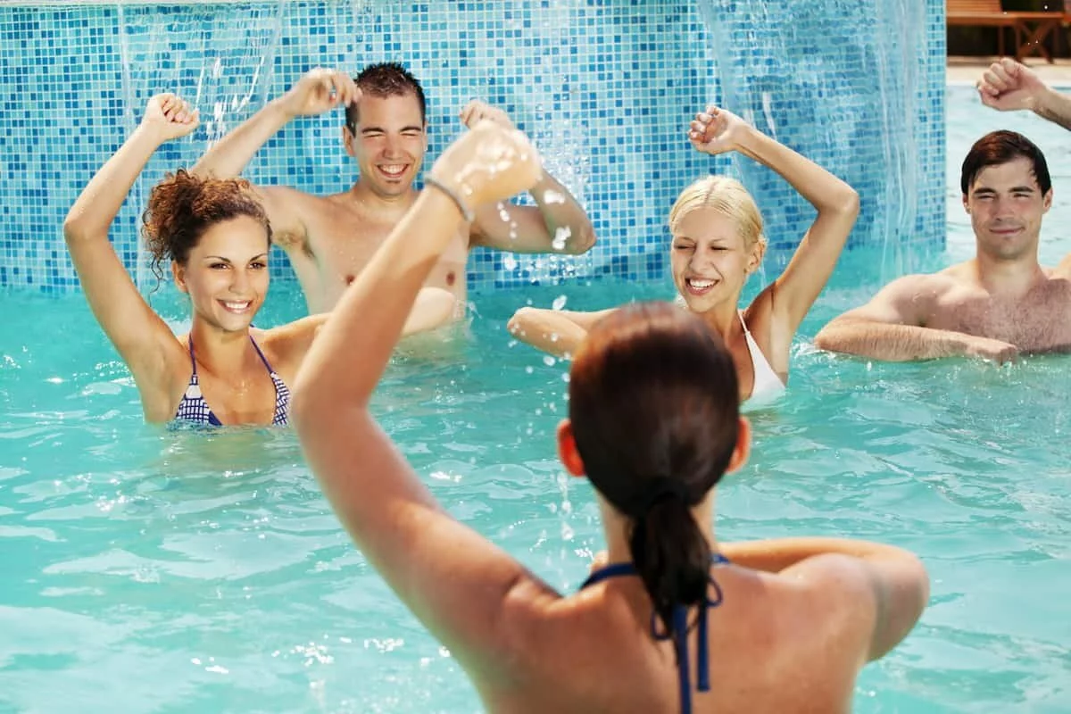 Аквааэробика для похудения: упражнения в бассейне, польза, фото и видео